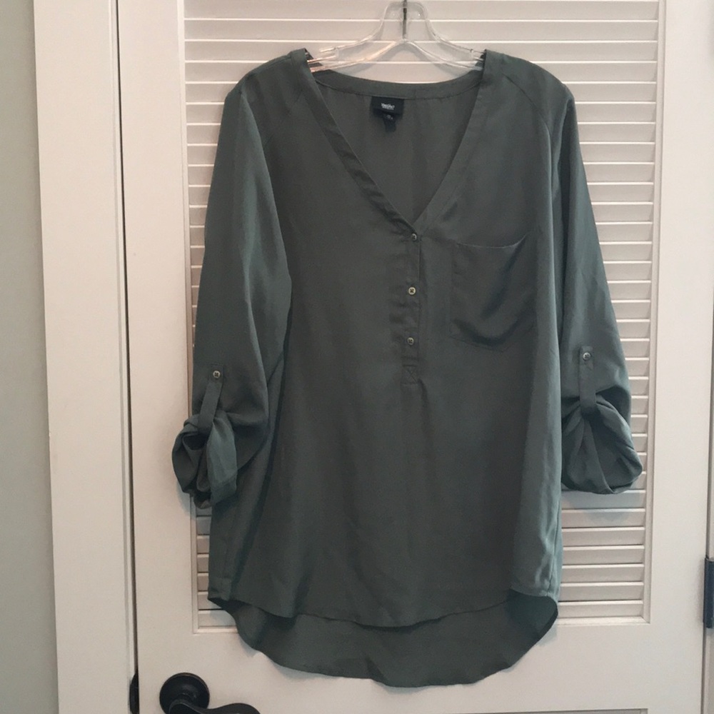 Gorgeous green tunic with versatile sleeves